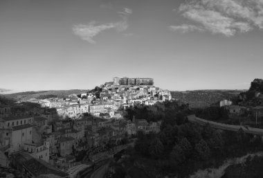 gün batımında barok şehrin görünümü