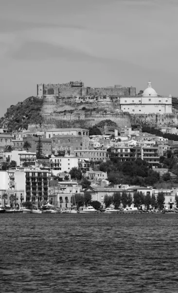 Vista de la ciudad de Milazzo desde el mar — Foto de Stock