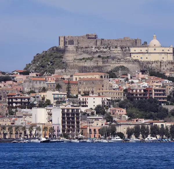 Vue de la ville de Milazzo depuis la mer — Photo