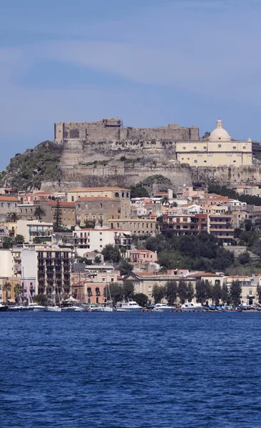 Вид на город Милаццо с моря — стоковое фото