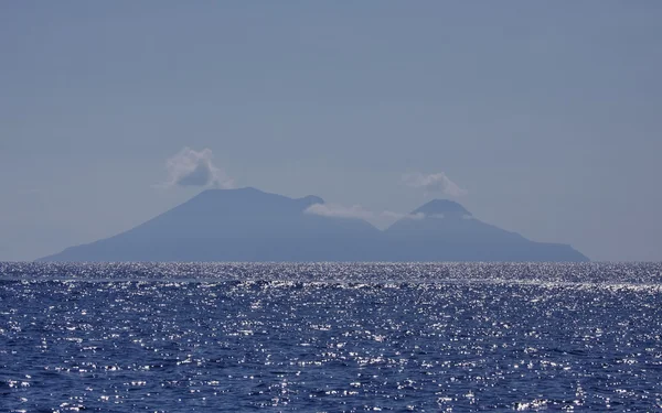 Vista da ilha de Stromboli do mar — Fotografia de Stock