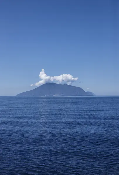 Вид на остров Стромболи с моря — стоковое фото
