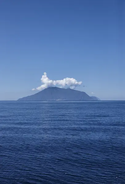 Θέα του νησί stromboli από τη θάλασσα — Φωτογραφία Αρχείου