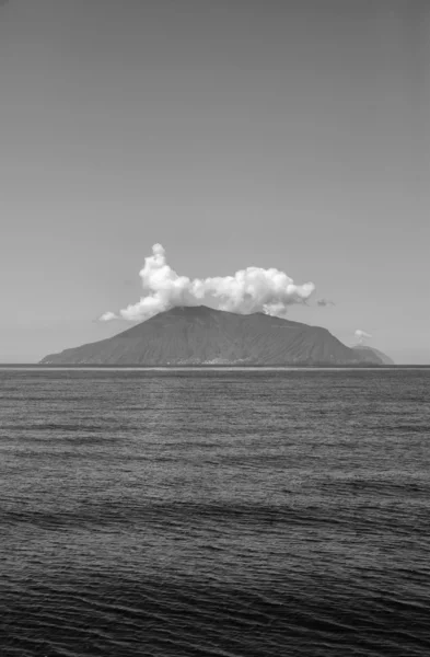 Stromboli szigetén, a tengertől megtekintése — Stock Fotó