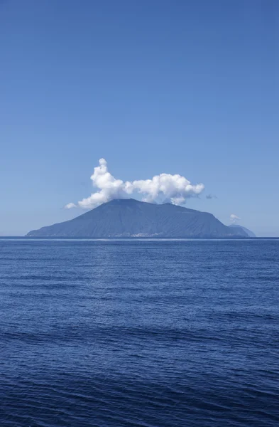 Θέα του νησί stromboli από τη θάλασσα — Φωτογραφία Αρχείου