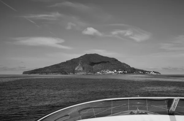 Blick von einer Luxusjacht auf die Insel Panarea — Stockfoto