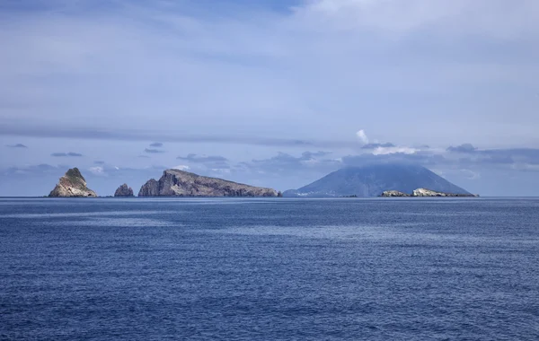 Вид на остров Стромболи с моря — стоковое фото