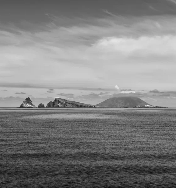 Weergave van stromboli eiland van de zee — Stockfoto