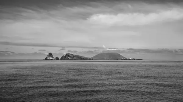 Vista de la isla de Stromboli desde el mar — Foto de Stock