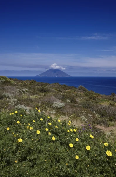 Isola di Stromboli sullo sfondo — Foto Stock