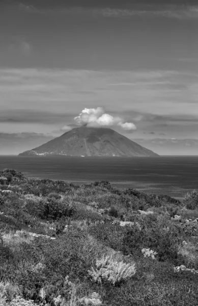 Stromboli Insel im Hintergrund — Stockfoto