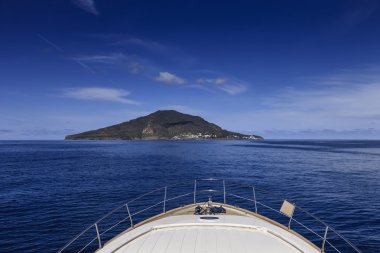 panarea Adası'ndan lüks bir yat görünümünü