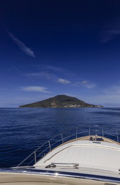 panarea Adası'ndan lüks bir yat görünümünü