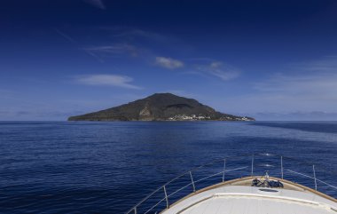 panarea Adası'ndan lüks bir yat görünümünü