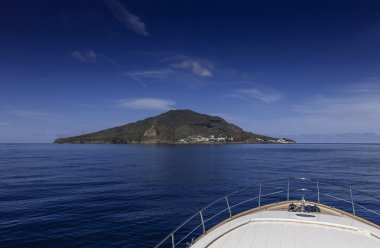 panarea Adası'ndan lüks bir yat görünümünü
