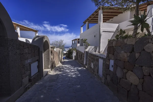 Vista de una calle de piedra en una zona residencial de la isla — Foto de Stock