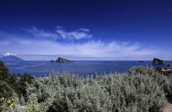 Стромболи остров на заднем плане — стоковое фото