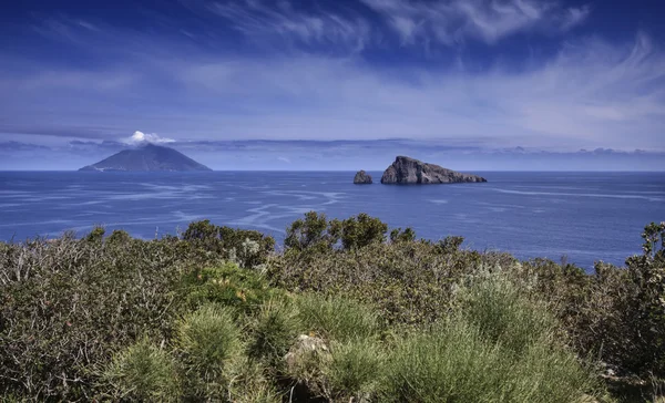 斯特龙博利火山岛屿在背景中 — 图库照片