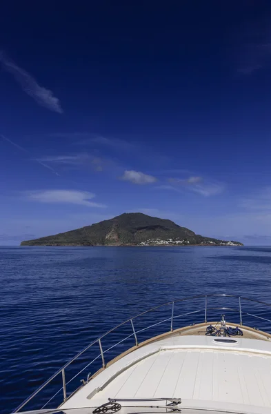 Nézd a panarea-sziget egy luxus-Yacht — Stock Fotó