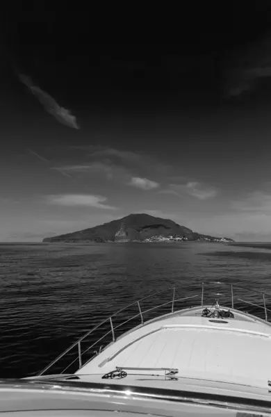 Blick von einer Luxusjacht auf die Insel Panarea — Stockfoto