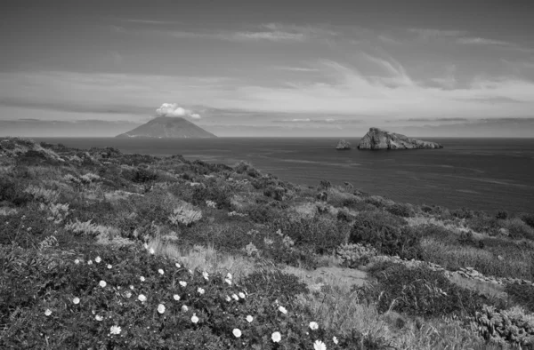 Stromboli island i bakgrunden — Stockfoto