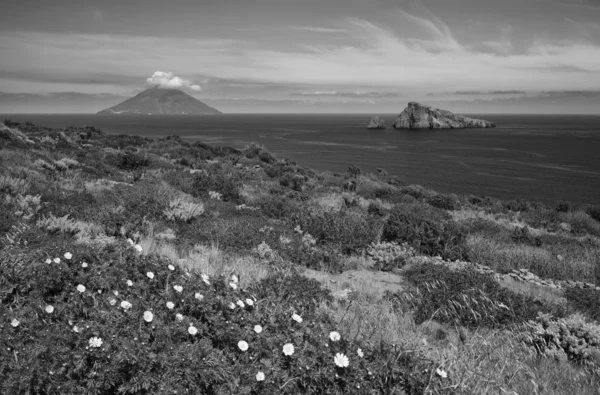 Isola di Stromboli sullo sfondo — Foto Stock