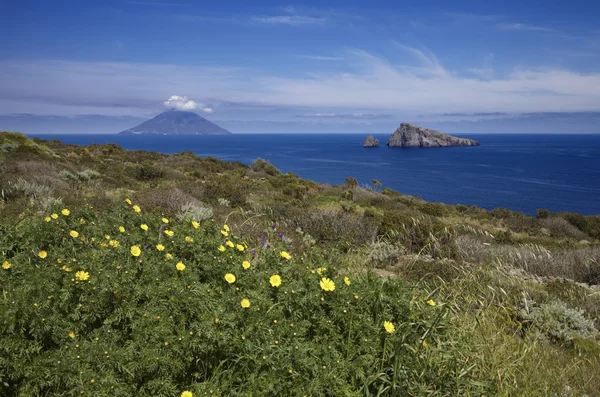 Стромболи остров на заднем плане — стоковое фото