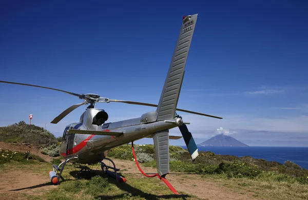 Helikopter in een veld — Stockfoto