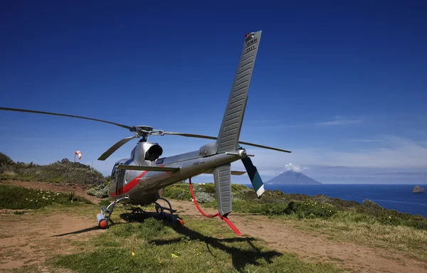 Helicóptero en un campo — Foto de Stock