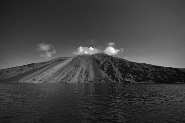 Vista del volcán desde el mar — Foto de Stock