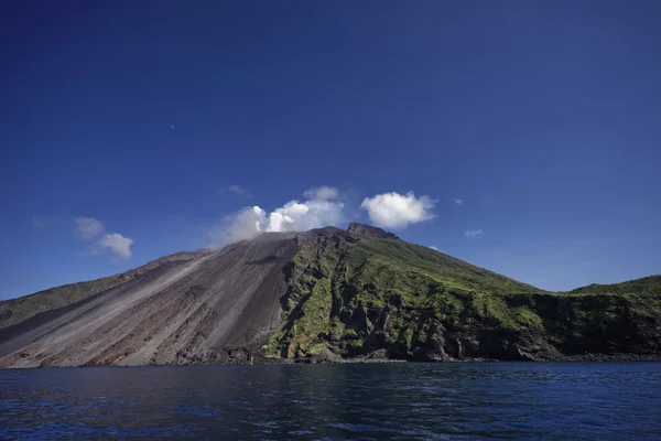 Вид на вулкан с моря — стоковое фото