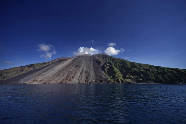 Blick auf den Vulkan vom Meer aus — Stockfoto