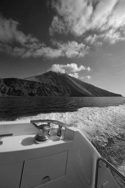 Vista del vulcano da uno yacht di lusso — Foto Stock