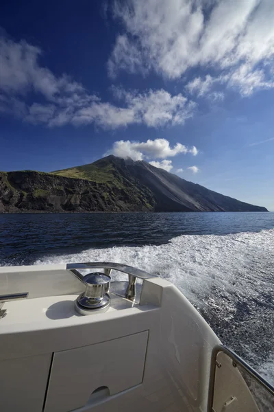 Вид на вулкан с роскошной яхты — стоковое фото