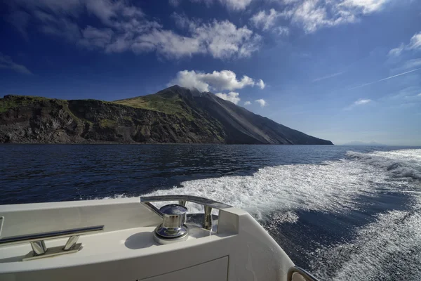 Blick auf den Vulkan von einer Luxusjacht aus — Stockfoto