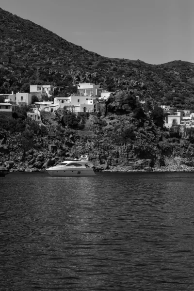 Vue d'un yacht de luxe sur l'île de Panarea — Photo