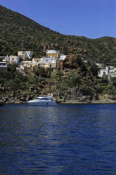 Widok z luksusowym jachtem na wyspie panarea — Zdjęcie stockowe