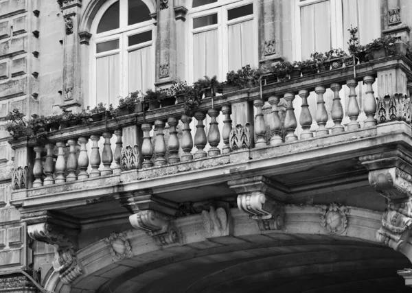 Оригинальный балкон в барочном дворце — стоковое фото