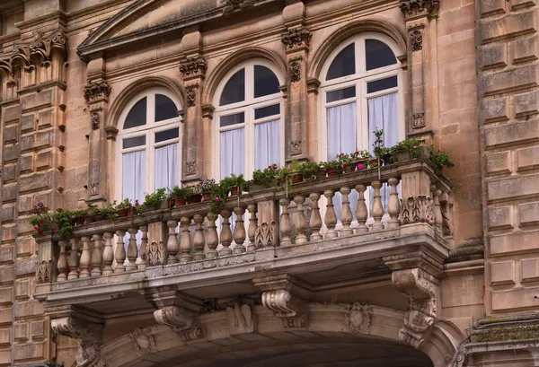 Balcon original dans un palais baroque — Photo