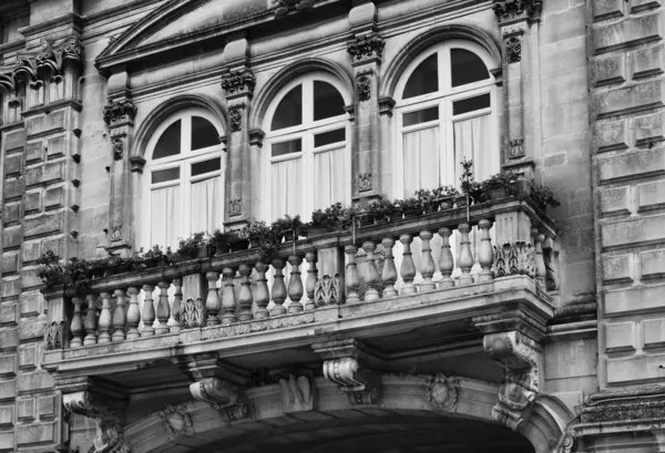 Balcone originale in un palazzo barocco — Foto Stock