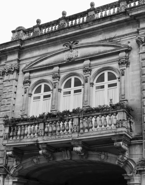Oryginalny balkon w barokowym pałacu — Zdjęcie stockowe