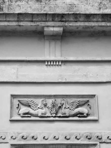 Decorações em uma fachada barroca do palácio — Fotografia de Stock