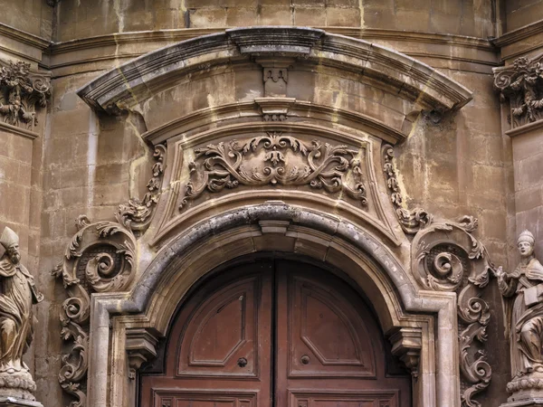 La facciata barocca della chiesa di San Giacomo — Foto Stock