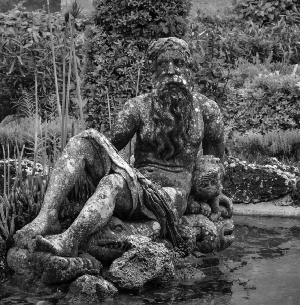 Barokke standbeeld in de tuin fontein — Stockfoto