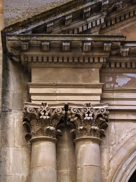 A Szent Jakab templom barokk stílusú homlokzatáról — Stock Fotó