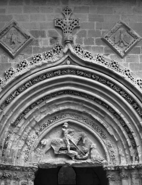 ゴシック様式の聖ジョージ大聖堂ポータル — ストック写真