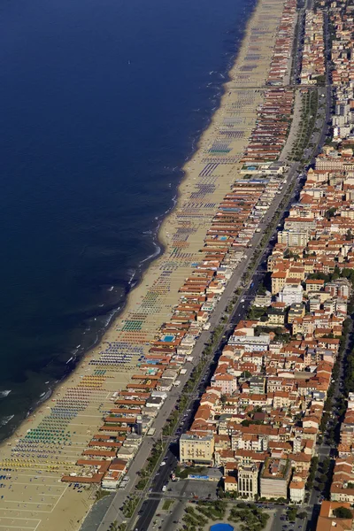 Vista aérea de la ciudad y la costa tirrena — Foto de Stock