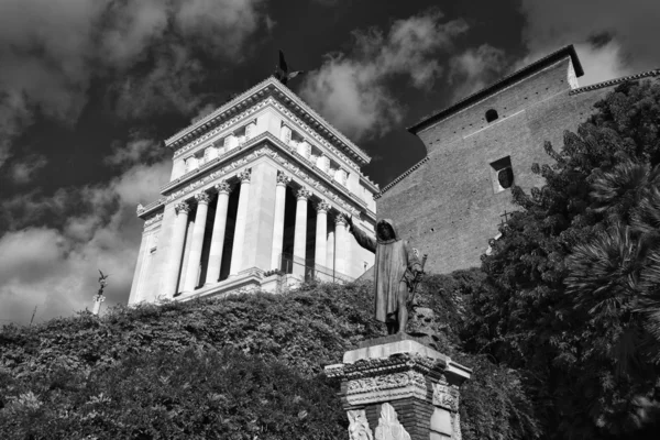 Itália, Roma, estátua de bronze e o Palácio Vitoriano — Fotografia de Stock