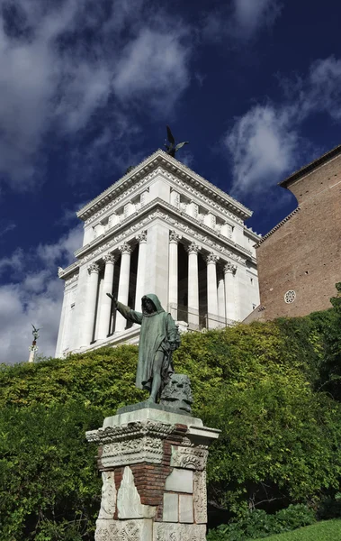 Italien, Rom, Bronzestatue und der Viktorianische Palast — Stockfoto