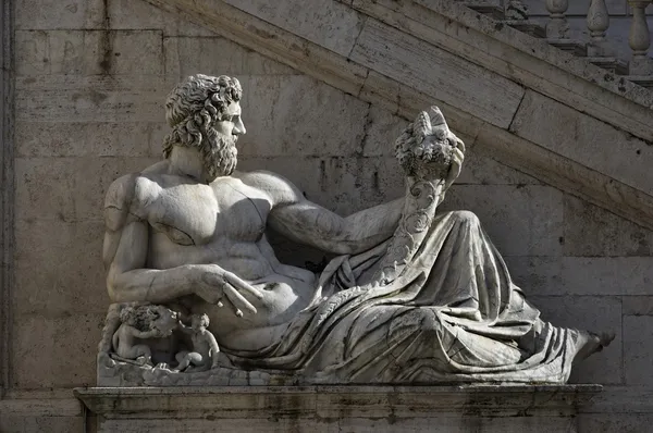 Italia, Roma, Plaza Campidoglio, estatua romana —  Fotos de Stock